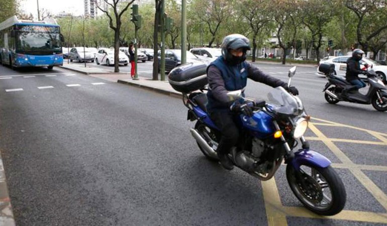 El Ayuntamiento de Madrid planea prohibir las motos en el carril-bus de Castellana
