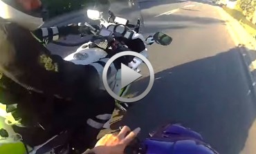 Adolescente en scooter consigue escapar de la policia... con caida includa