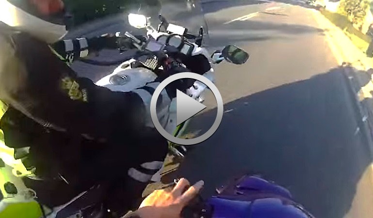 Adolescente en scooter consigue escapar de la policia… con caida includa